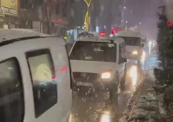 Hakkari'de lapa lapa kar yağdı