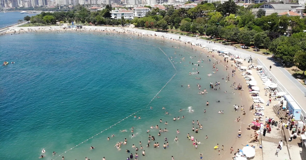 Caddebostan Plajı'nha hafta sonu yoğunluğu