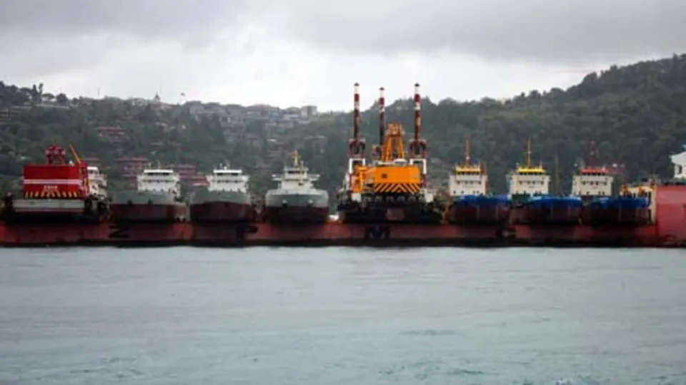 Dev nakliye gemisi İstanbul Boğazı’nda