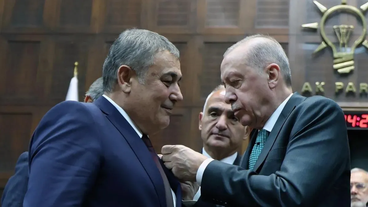 Başkan Erdoğan AK Parti'ye katılan belediye başkanlarına rozet taktı