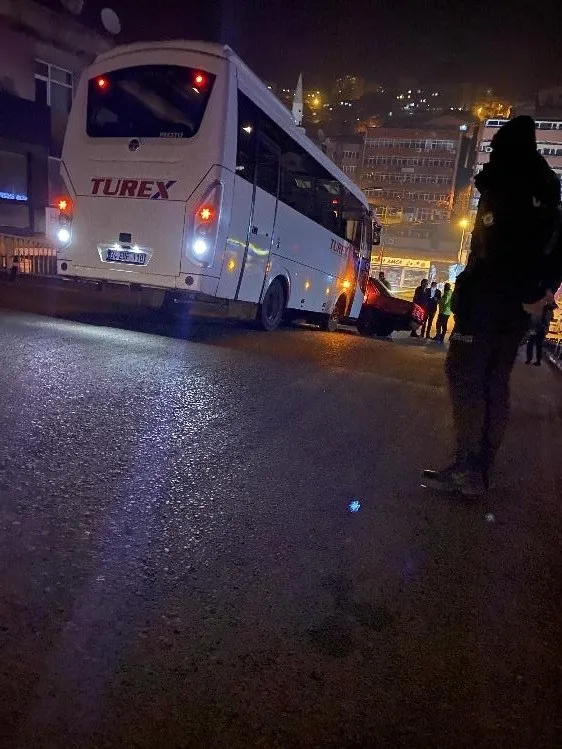 Yolcu minibüsü otomobili metrelerce sürükledi - 1