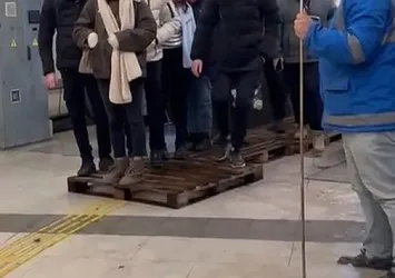 Metrobüs alt geçidini su bastı! Vatandaşlar paletlerin üzerinde mahsur kaldı