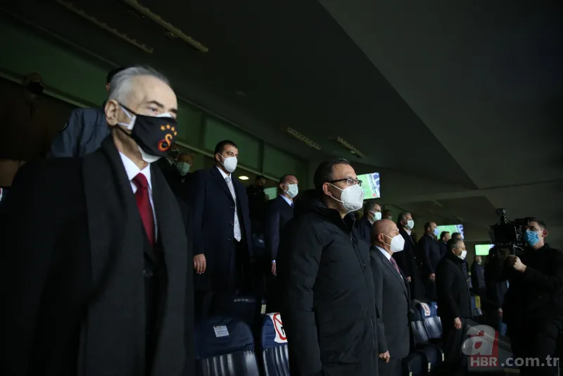 Arda Turan Fenerbahçe-Galatasaray maçı sonrası gözyaşlarına hakim olamadı! İşte o anlar... 25