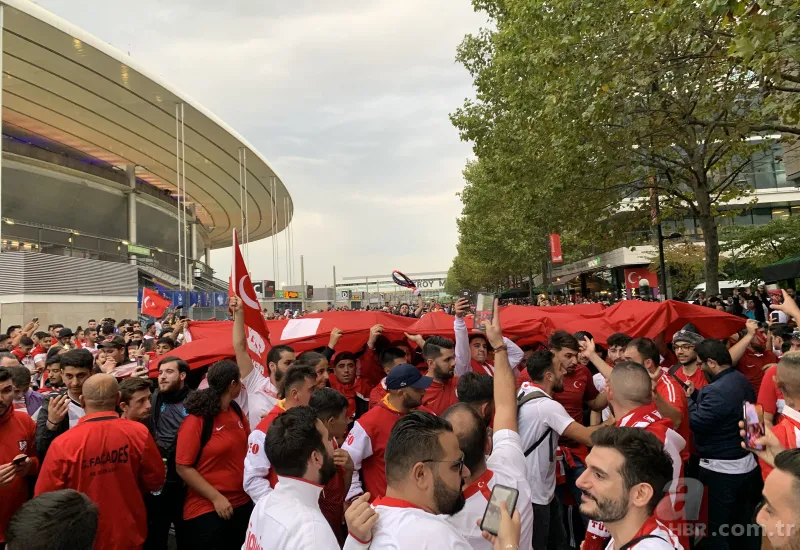 Fransa - Türkiye maçı öncesi Türk taraftarlar Paris'i inletti 7