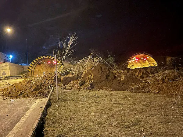 Son dakika: Bolu Dağı Tüneli'nin Düzce girişinde heyelan meydana geldi! Yol trafiğe kapatıldı - 1