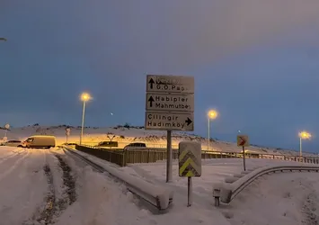 İstanbul kara teslim! Vatandaşlar saatlerdir yolda mahsur kaldı