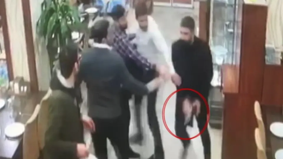 Eski sevgiliye silah çekti! Ortalık bir anda karıştı |Video