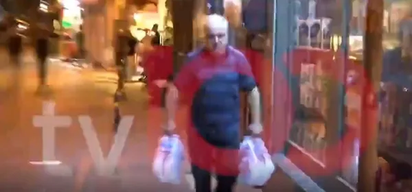 arctic-monkeysten-olayli-beyoglu-gecesi-bakkal-ile-tartistilar-1660250202483.jpg Arctic Monkeys'ten olaylı Beyoğlu gecesi! Bakkal ile tartıştılar: Ünlü olsalar da fark etmez