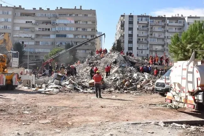 İzmir'de çöken Emrah Apartmanı'nda arama kurtarma çalışmalarında betonlar kürekle kırıldı - 1