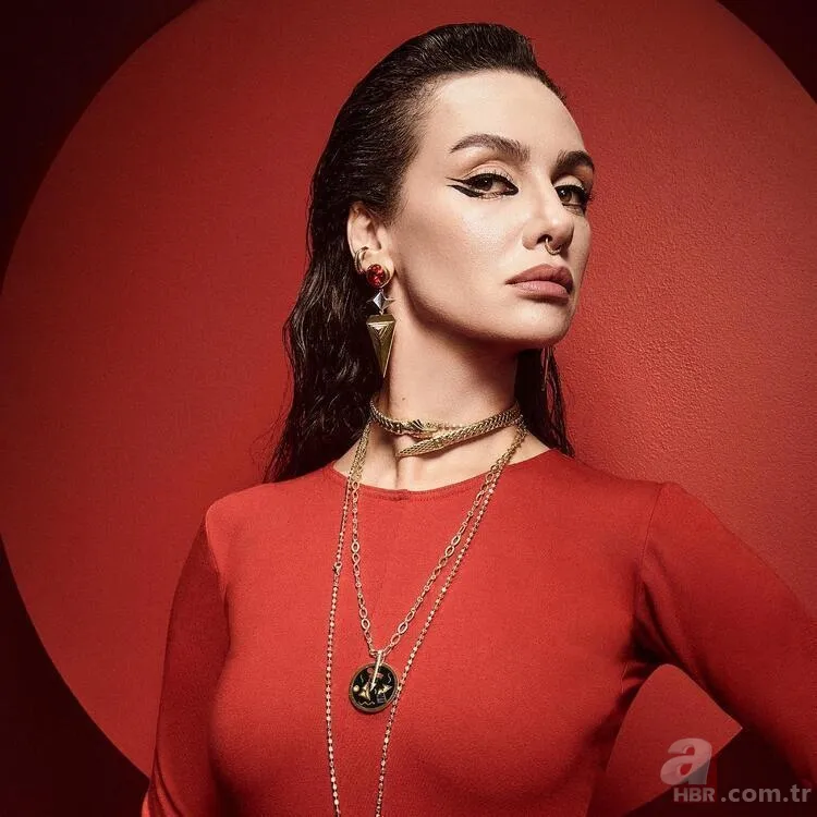 Birce Akalay ailesini paylaştı! Güzelliğiyle kızını solladı 1