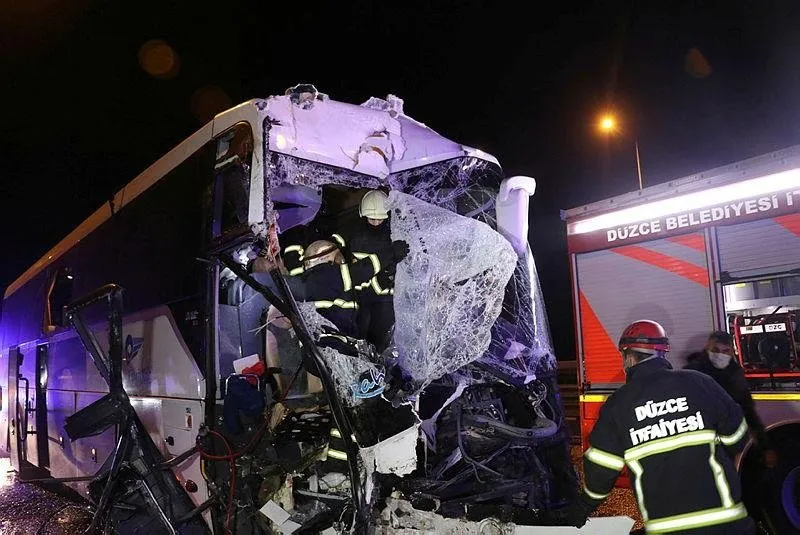 Otoyolda Feci Kaza Yolcu Otobusu Kamyona Carpti
