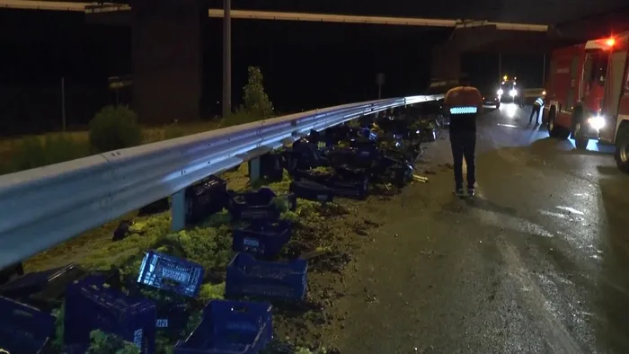 kuzey-marmara-otoyolunda-uzum-yuklu-kamyon-devrildi-1i-agir-2-yarali-1657052229305.jpg Son dakika | Kuzey Marmara Otoyolu'nda feci kaza! Üzüm yüklü kamyon devrildi: 1'i ağır 2 yaralı - 1