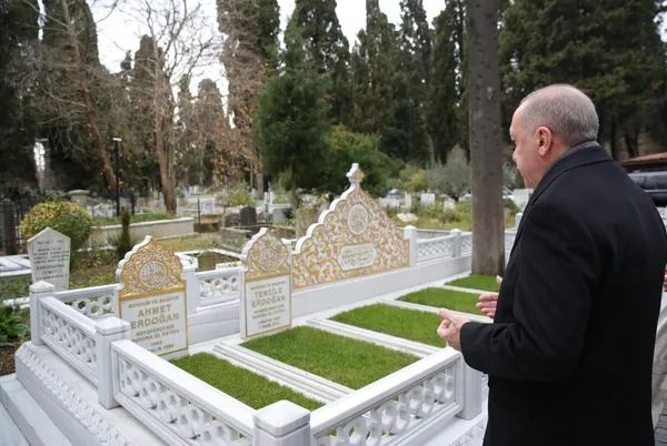 Başkan Erdoğan, annesi ve babasının kabirlerini ziyaret etti