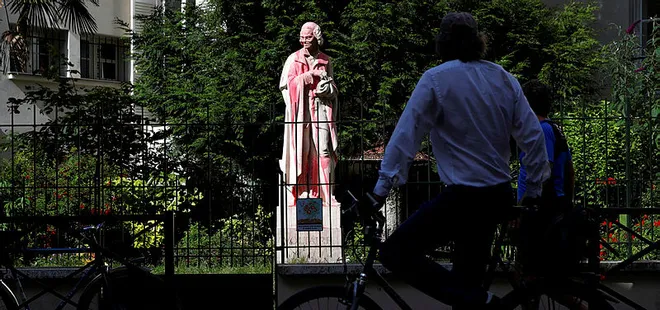 Son dakika: Fransa sömürge ve ırkçılıkla yüzleşiyor! Paris’te filozof Voltaire’in heykeli kırmızıya boyandı