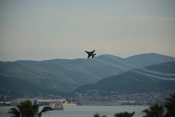 kocaelide-soloturkun-nefes-kesen-gosterisi-1656189427300.jpg Kocaeli'de SOLOTÜRK’ün nefes kesen gösterisi - 3