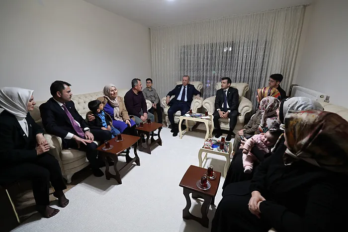 Asrın felaketinden asrın birlikteliğine! Başkan Erdoğan’dan esnafa ve depremzede Karakuş ailesine ziyaret