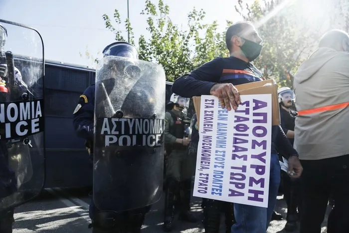 Yunanistan’da çiftçiler sokaklara döküldü