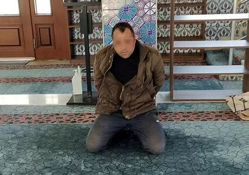 Sigara ve içki ile camiye girip Kur'an-ı Kerim'i tekmeledi! İstanbul'da skandal olay