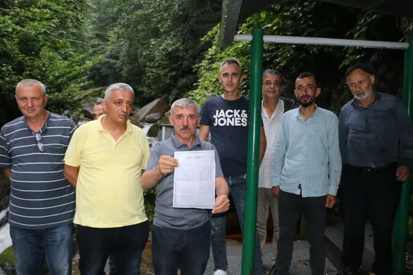 rizede-zehir-icmek-icin-kuyruga-girdiler-il-saglik-mudurlugu-uyardi-vatandas-inanmadi-1660896841740.jpg Rize’de zehir içmek için kuyruğa girdiler! İl Sağlık Müdürlüğü uyardı vatandaş inanmadı - 4