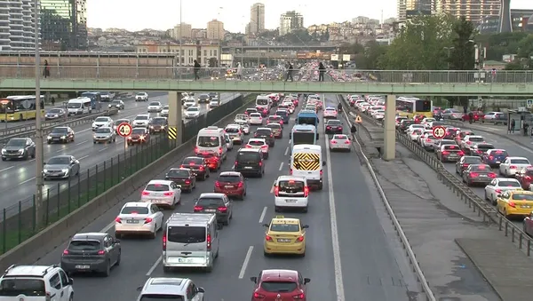 İstanbul yeni haftaya trafikle başladı! Trafik yüzde 60'a çıktı - 3