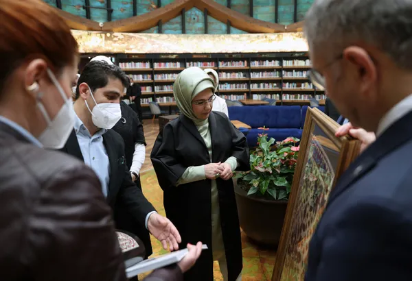 son-dakika-emine-erdogandan-surpriz-ziyaret-tek-tek-inceledi-1619191262130.jpg Son dakika: Emine Erdoğan'dan sürpriz ziyaret! Tek tek inceledi - 2