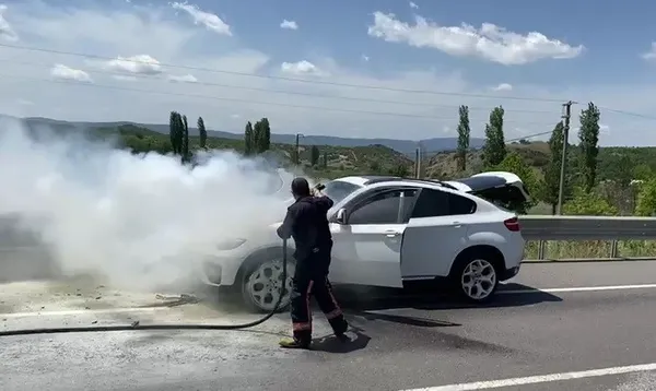 kutahyada-korku-dolu-anlar-seyir-halindeki-otomobil-alev-alev-yandi-1655984137527.jpg