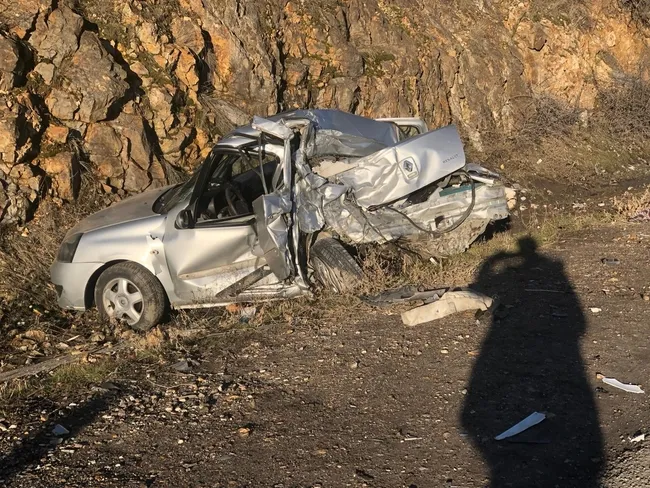 Ankara’da feci trafik kazası, araba hurdaya döndü: 1 ölü, 1 yaralı - 1