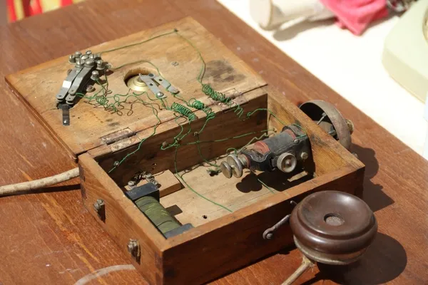 1900-yilina-ait-telefonun-atasi-nostalji-tutkunlarinin-ilgi-odagi-oldu-1652691850665.jpg “1900 yılına ait” telefonun atası nostalji tutkunlarının ilgi odağı oldu - 1