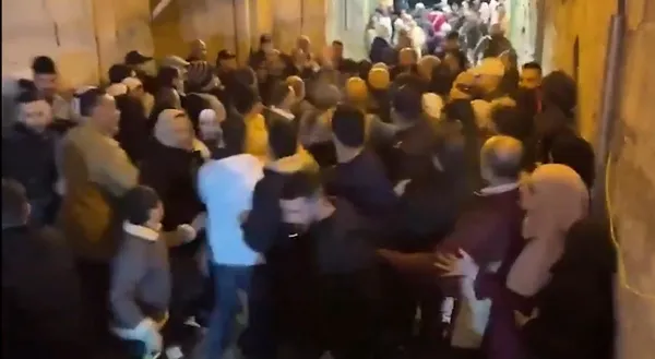 katil-israil-polisi-ilk-teravih-namazinda-mescid-i-aksaya-girisleri-engelledi-filistinlileri-coplarla-darbetti-1710106551108.jpeg Katil İsrail polisi ilk teravih namazında Mescid-i Aksa'ya girişleri engelledi! Filistinlileri coplarla darbetti - 1