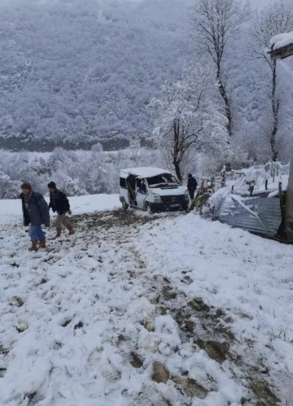 samsunda-ogrenci-servisi-takla-atti-olu-ve-cok-sayida-yarali-var-1646815330450.jpg Samsun’da öğrenci servisi takla attı: Ölü ve çok sayıda yaralı var - 2