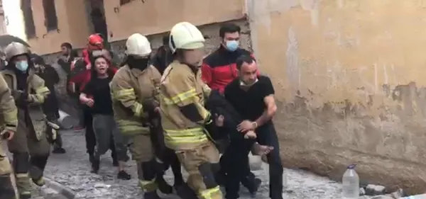 İzmir'de korkutan yangın! Alevlerin içinden itfaiye ekipleri kurtardı - 4
