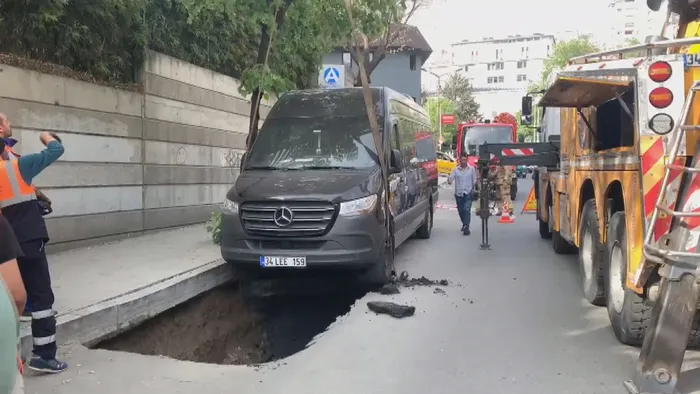 istanbul-sislide-yol-coktu-otomobil-ve-minibus-icine-dustu-iste-ilk-goruntuler-1714062708973.jpg İstanbul Şişli'de yol çöktü! Otomobil ve minibüs içine düştü - 4