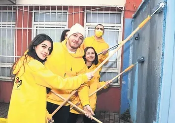 Kerem Bürsin'den boyacı oldu! Gönülleri fethetti