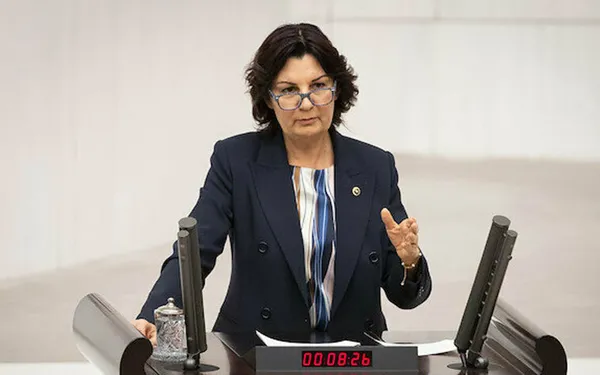 1608698515933.jpg CHP'li Lale Karabıyık konuştukça batıyor! Tacize uğrayan kadını 'tanımıyorum' dedi ama... - 2