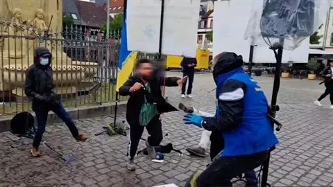 İslam düşmanı Alman politikacıya bıçaklı saldırı! Dehşete düşüren görüntüler kamerada - 4