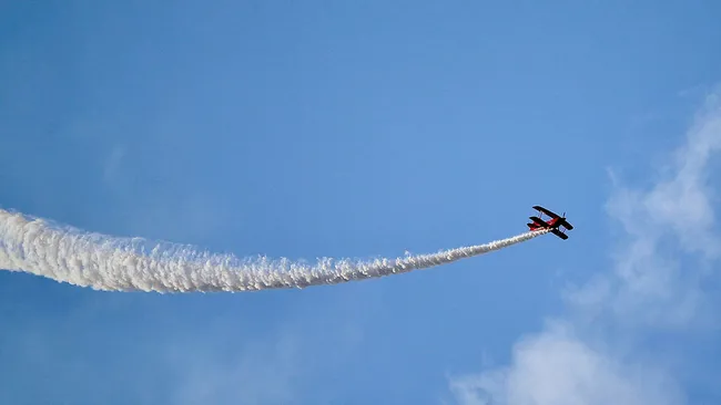 turkiyenin-ilk-kadin-akrobasi-pilotu-ve-yerli-ucagimiz-hurkus-izleyenleri-mest-etti-1693070378192.jpg Türkiye’nin ilk kadın akrobasi pilotu ve yerli uçağımız Hürkuş izleyenleri mest etti - 2