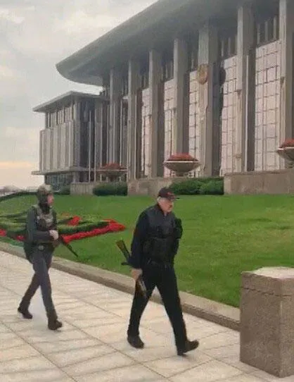 Gerilim tırmanıyor! Lukaşenko, elinde silahla başkanlık konutuna geldi - 2