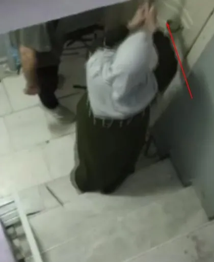 İzmir’de ev sahibi kiracıya dehşeti yaşattı! Kapıyı yumrukladı tehditler savurdu | O anlar kamerada