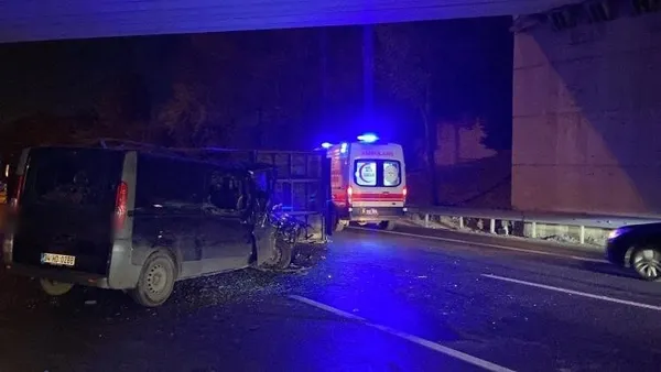 esenlerde-panelvan-arac-kamyona-carpti-3-yarali-1697248278366.jpg Esenler’de panelvan araç kamyona çarptı: 3 yaralı - 3