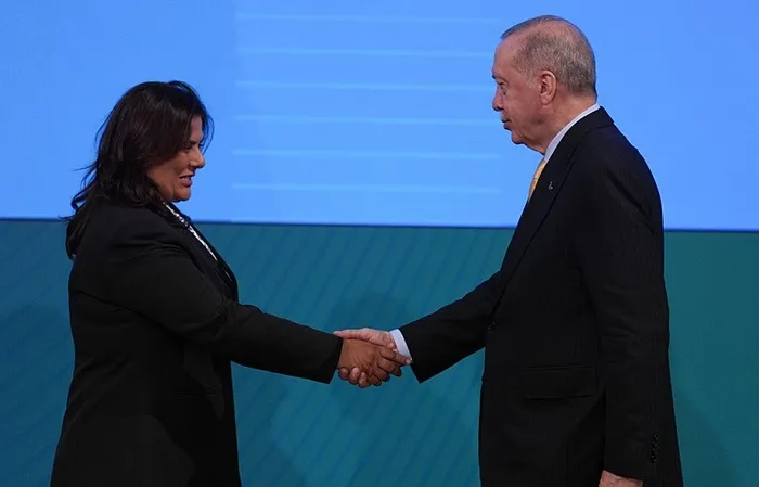 ozlem-cercioglu-chpdeki-imar-mafyasinin-foyasini-cikardi-ozgur-ozeli-belgelerle-patlatti-kusadasinda-6-milyarl-1755407014837.jpeg Çerçioğlu'nun rozetini Başkan Erdoğan taktı (AA)