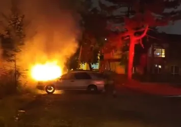 Düzce’de park halindeki araç alevlere teslim oldu