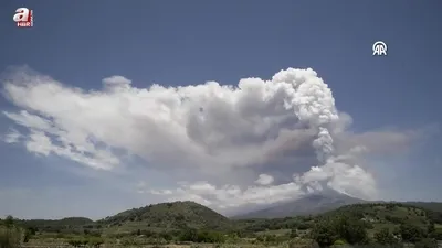 Etna Yanardağı güçlü şekilde kül ve lav püskürttü