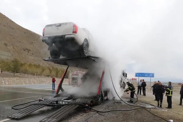 Son model otomobil taşıyan TIR alev alev yandı!