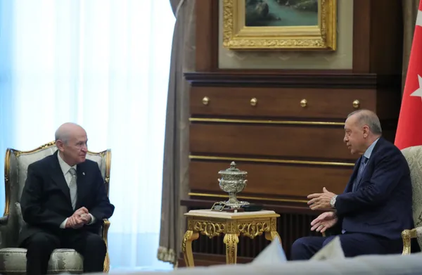 Son dakika: Kabine Toplantısı öncesi Külliye'de kritik görüşme! Başkan Erdoğan Devlet Bahçeli'yi kabul etti - 1