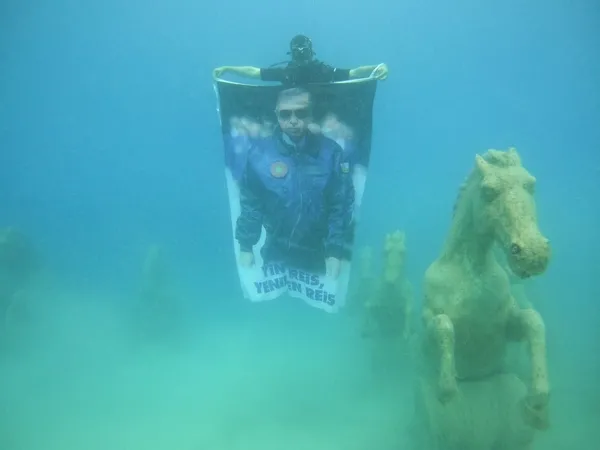 1685909491759.jpg Başkan Erdoğan sevgisi bu kez suyun altına taşındı! “Yine Reis Yeniden Reis” - 2