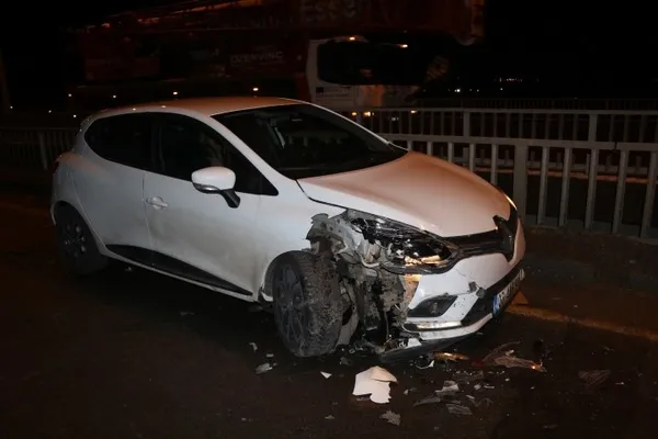 Diyarbakır'da buzlanan köprüde 7 araç birbirine girdi - 1