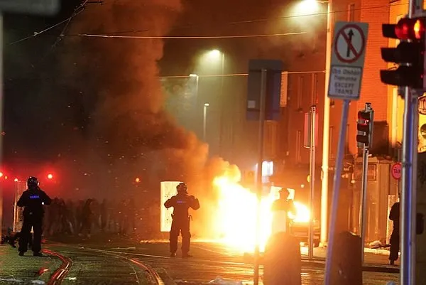 İrlanda sokakları yangın yerine döndü! Bıçaklı saldırı sonrası ortalık karıştı