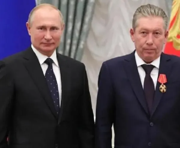 1662020229057.jpg 4 ay arayla iki esrarengiz ölüm! Rusya'nın en büyük petrol şirketinin sahibi camdan düşerek hayatını kaybetti! Nişanını Putin takmıştı - 2