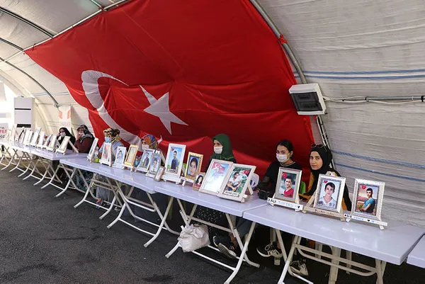 CHP’li İBB Başkanı İmamoğlu Diyarbakır’da evlat nöbetindeki aileleri es geçti! Acılı ailelerden İmamoğlu’na sert tepki