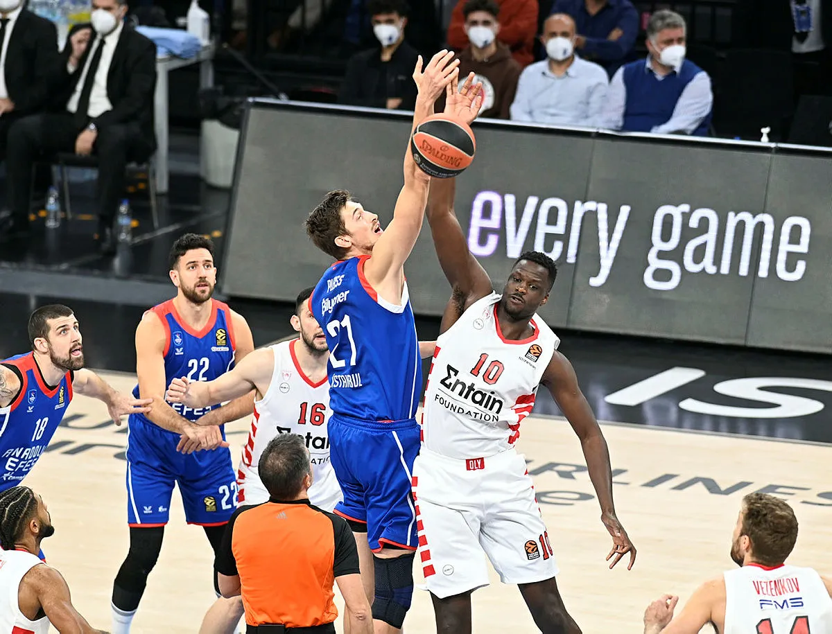 Anadolu Efes Olympiakos'u devirdi! Son periyotta şov